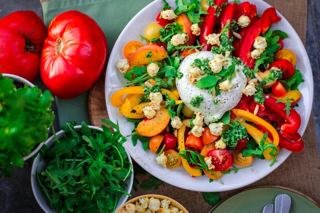 A fresh salad with tomatoes, bell peppers, and broccoli, emphasizing the importance of fiber for weight management.