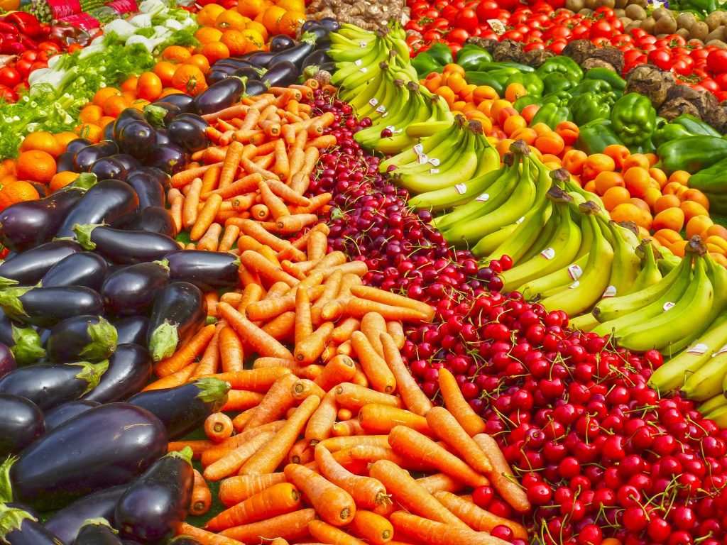 Fresh fruits and veggies, including carrots and bananas, perfect for weight loss.